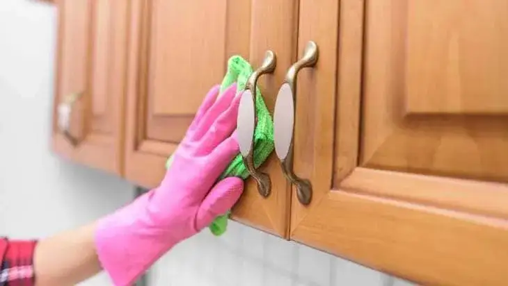 Skuteczne sposoby na to, czym zmyć tłuszcz z szafek kuchennych