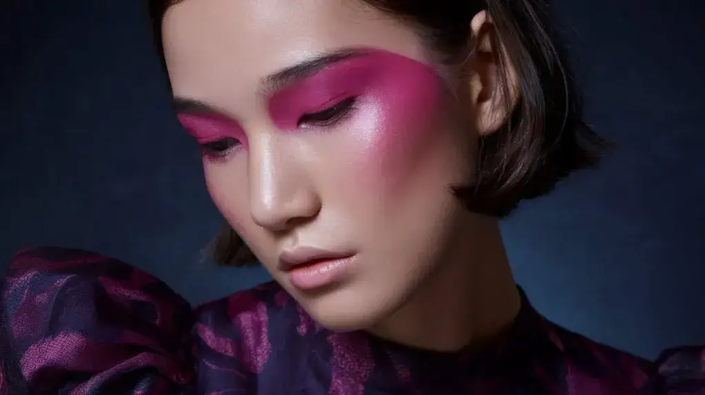 Idealny makijaż do sukienki w kolorze fuksji: triki, które musisz znać