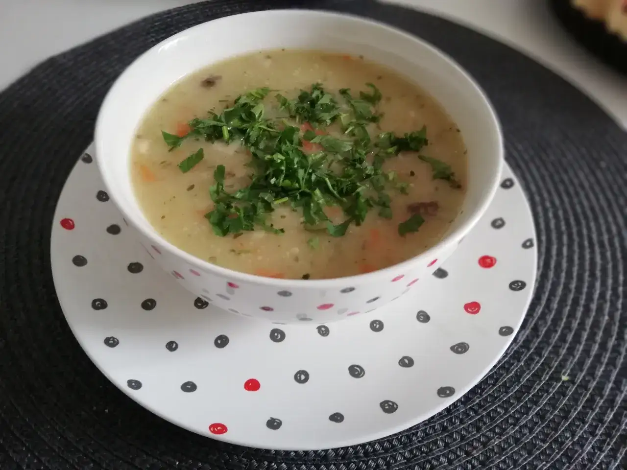 Czy zupa grochowa jest zdrowa? Odkryj jej niesamowite korzyści zdrowotne