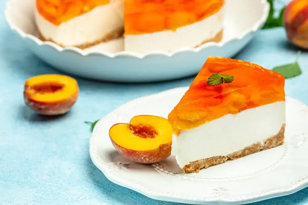 Pyszne ciasto z brzoskwiniami, które zachwyci każdym – proste przepisy