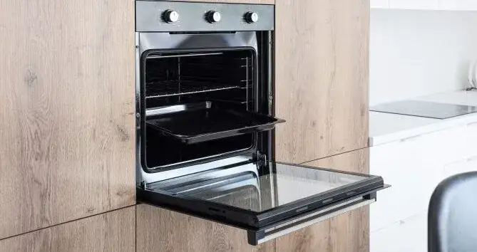 Jaki piekarnik z mikrofalą wybrać, aby zaoszczędzić czas i pieniądze