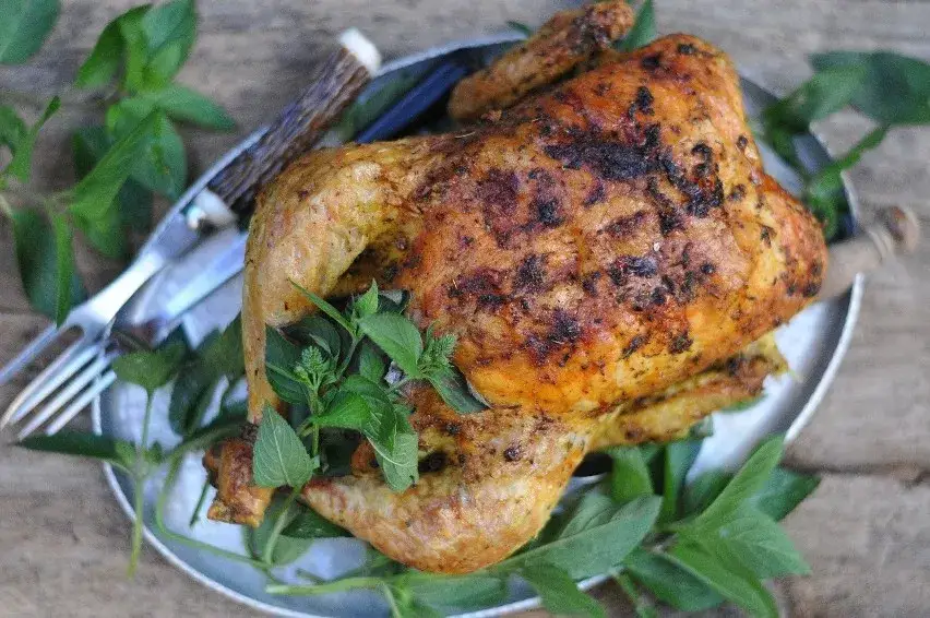 Ile piec całego kurczaka, aby był soczysty i aromatyczny?