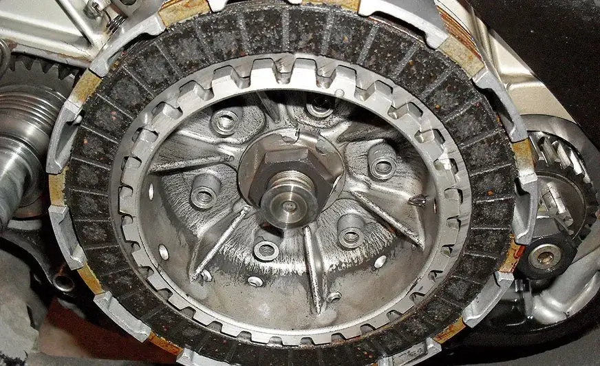Co to jest mokre sprzęgło i dlaczego warto je znać w automatycznych skrzyniach