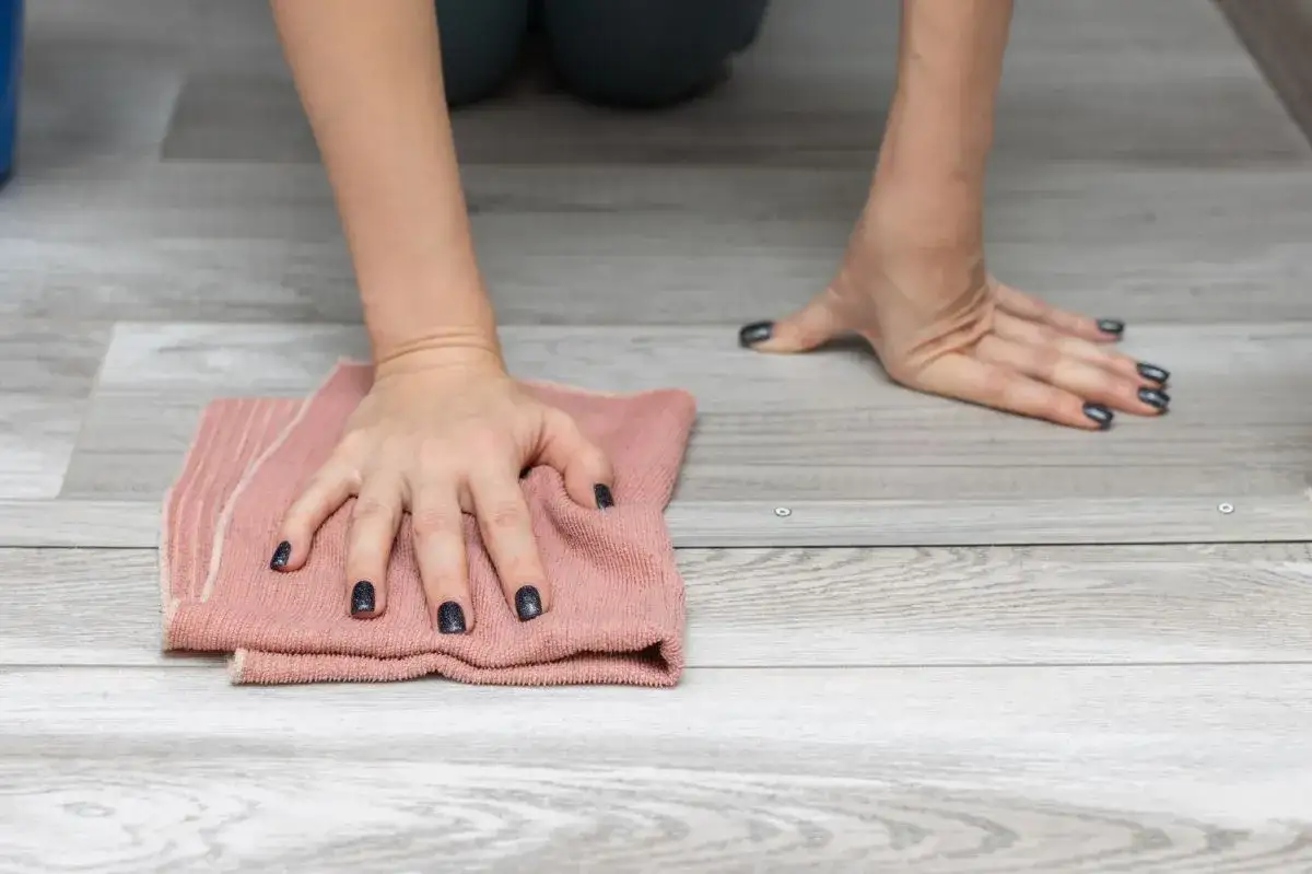 Skuteczne sposoby na to, czym wyczyścić panele i uniknąć smug.