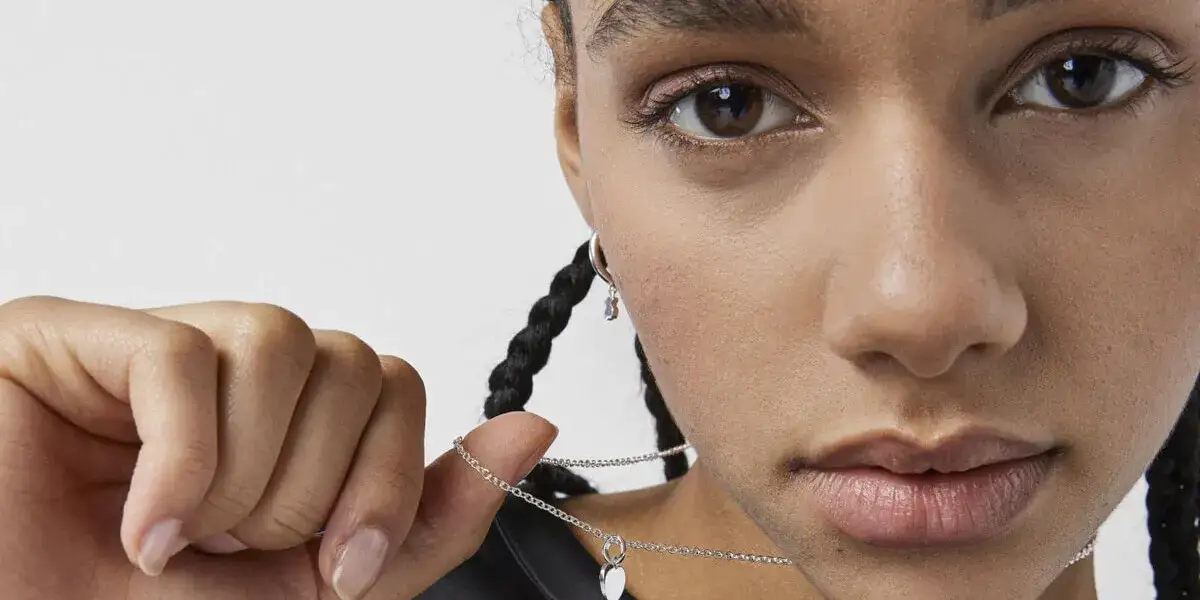 Jak wyczyścić srebrny naszyjnik i przywrócić mu blask bez ryzyka