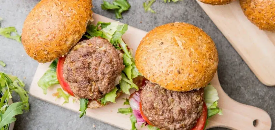 Jak smażyć burger wołowy, aby uniknąć suchych i twardych kotletów