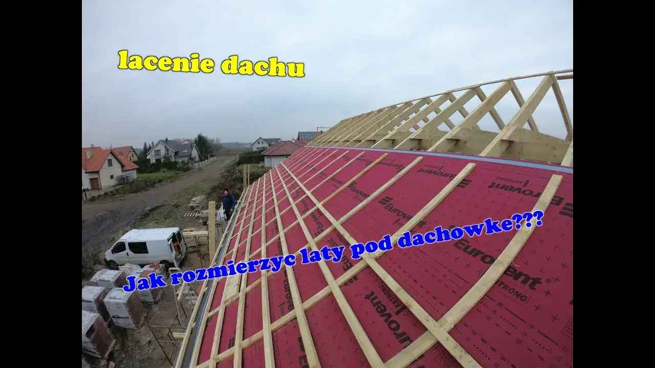 Ile łat pod dachówkę? Poznaj zasady prawidłowego łacenia dachu