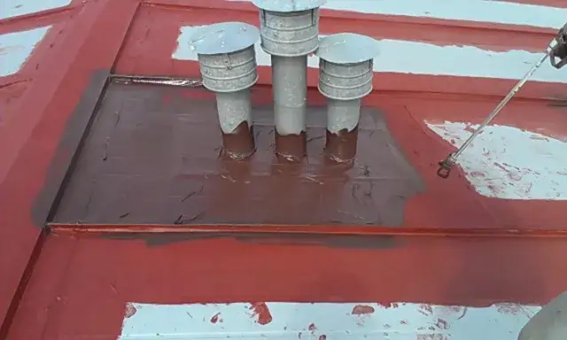 Jak uszczelnić komin na dachu bez błędów: praktyczna instrukcja naprawy