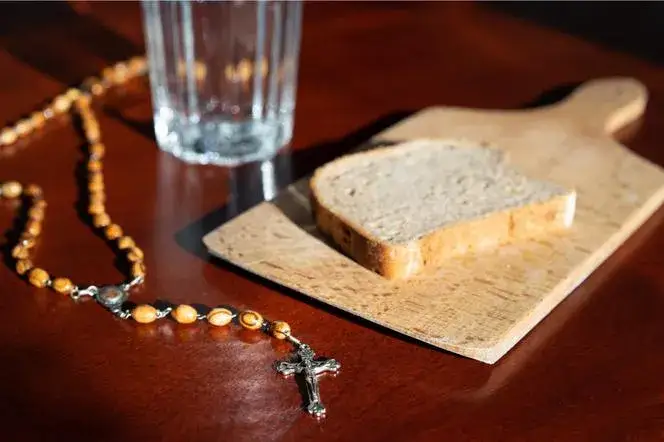 Środa Popielcowa a alkohol - czy post zabrania jego spożycia?