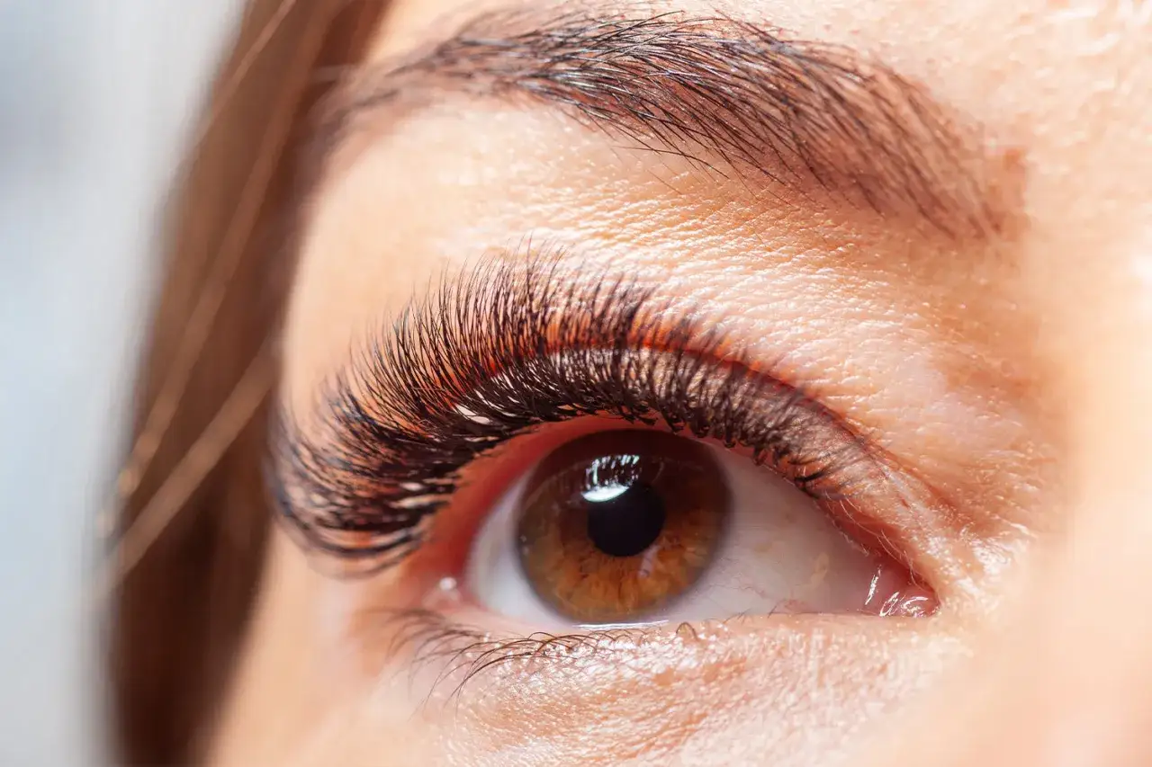 Olejek rycynowy jak stosować - skuteczne metody na skórę i włosy