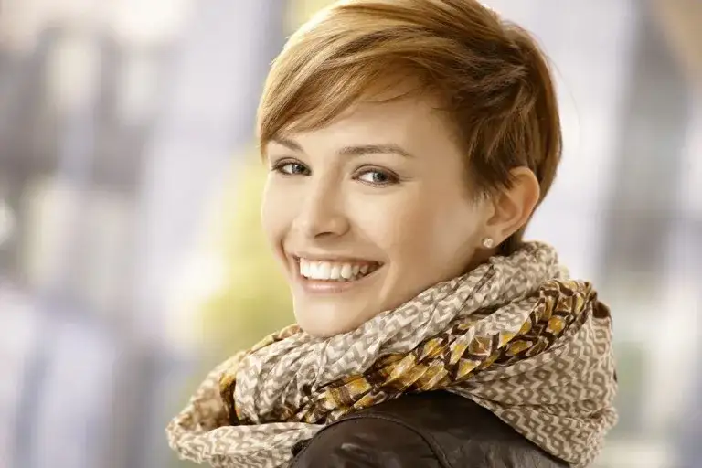 Jak modelować krótkie włosy damskie: skuteczne techniki i produkty do stylizacji