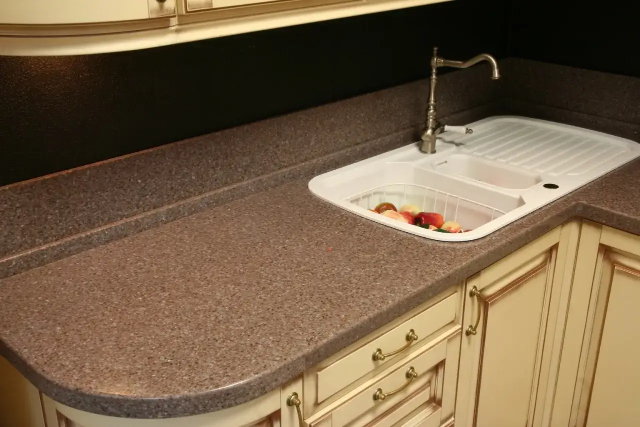 Jak wyciąć otwór w blacie pod zlew granitowy bez błędów i uszkodzeń – krok po kroku