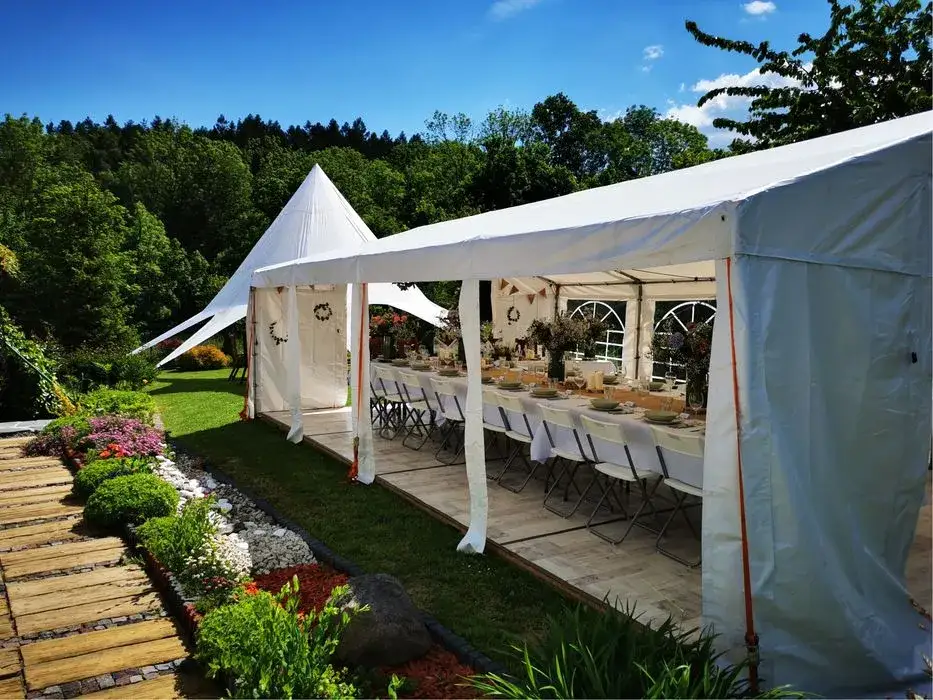 Ile kosztuje wynajem namiotu na komunie? Sprawdź ceny i opcje