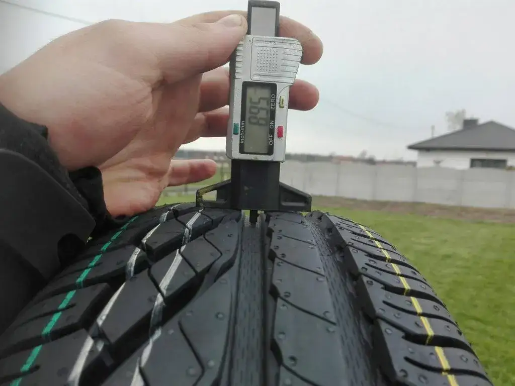 Jak sprawdzić bieżnik w oponach, by uniknąć niebezpieczeństwa na drodze