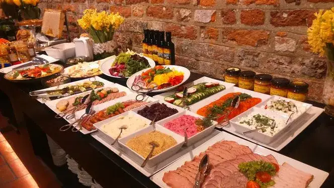 Co zjeść w Toruniu? Najlepsze lokalne potrawy i restauracje, których nie możesz przegapić