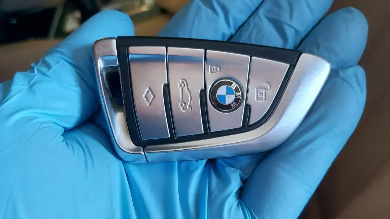 Jak wymienić baterie w kluczyku BMW - proste kroki i porady