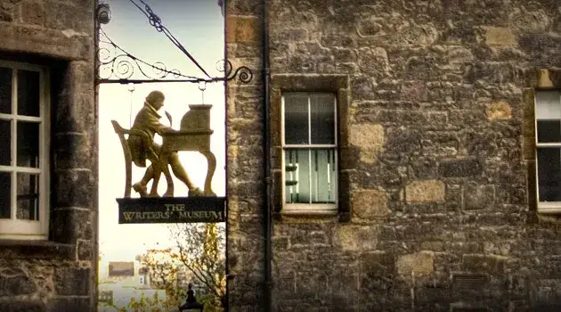 Czym jest poezja? Cytaty, które odkrywają jej głębię i emocje