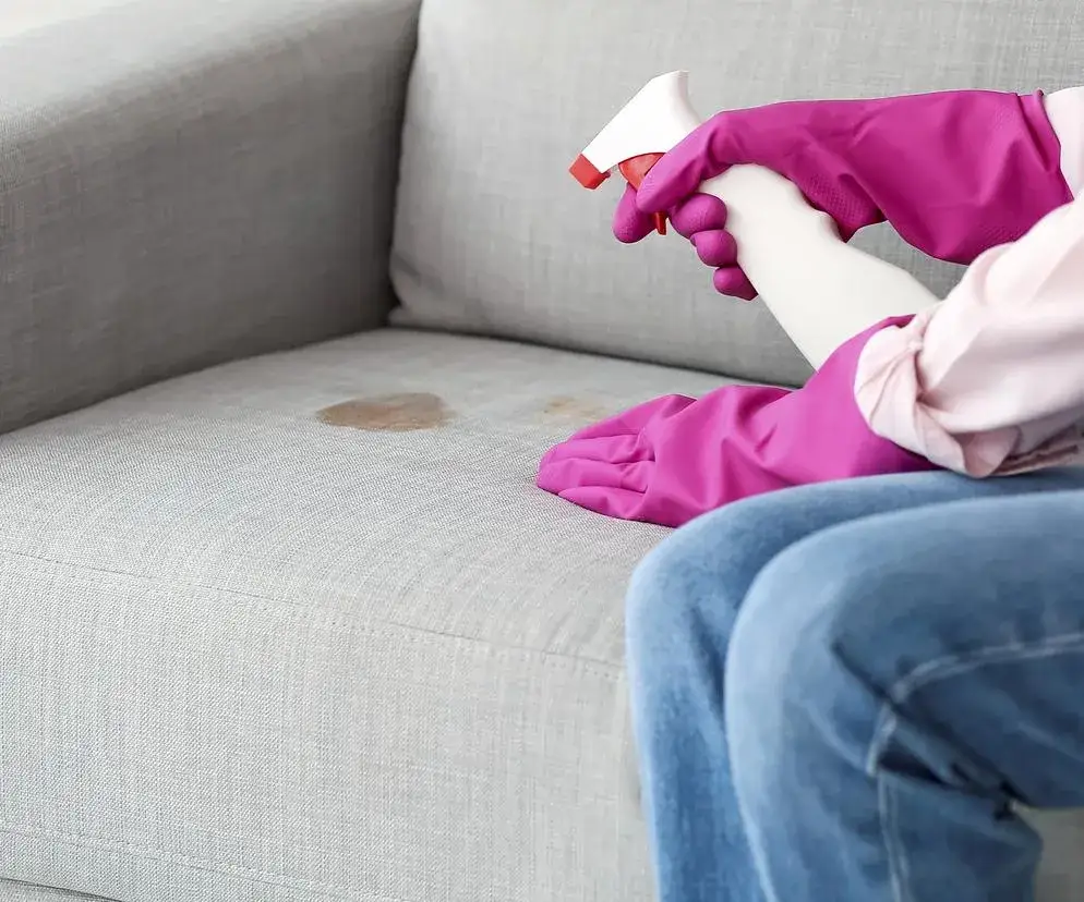 Skuteczne domowe sposoby na pranie kanapy bez uszkodzeń tapicerki