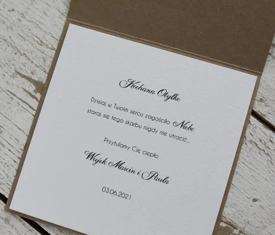 Jak podpisać kartkę z życzeniami na komunię, by wzruszyć bliskich?