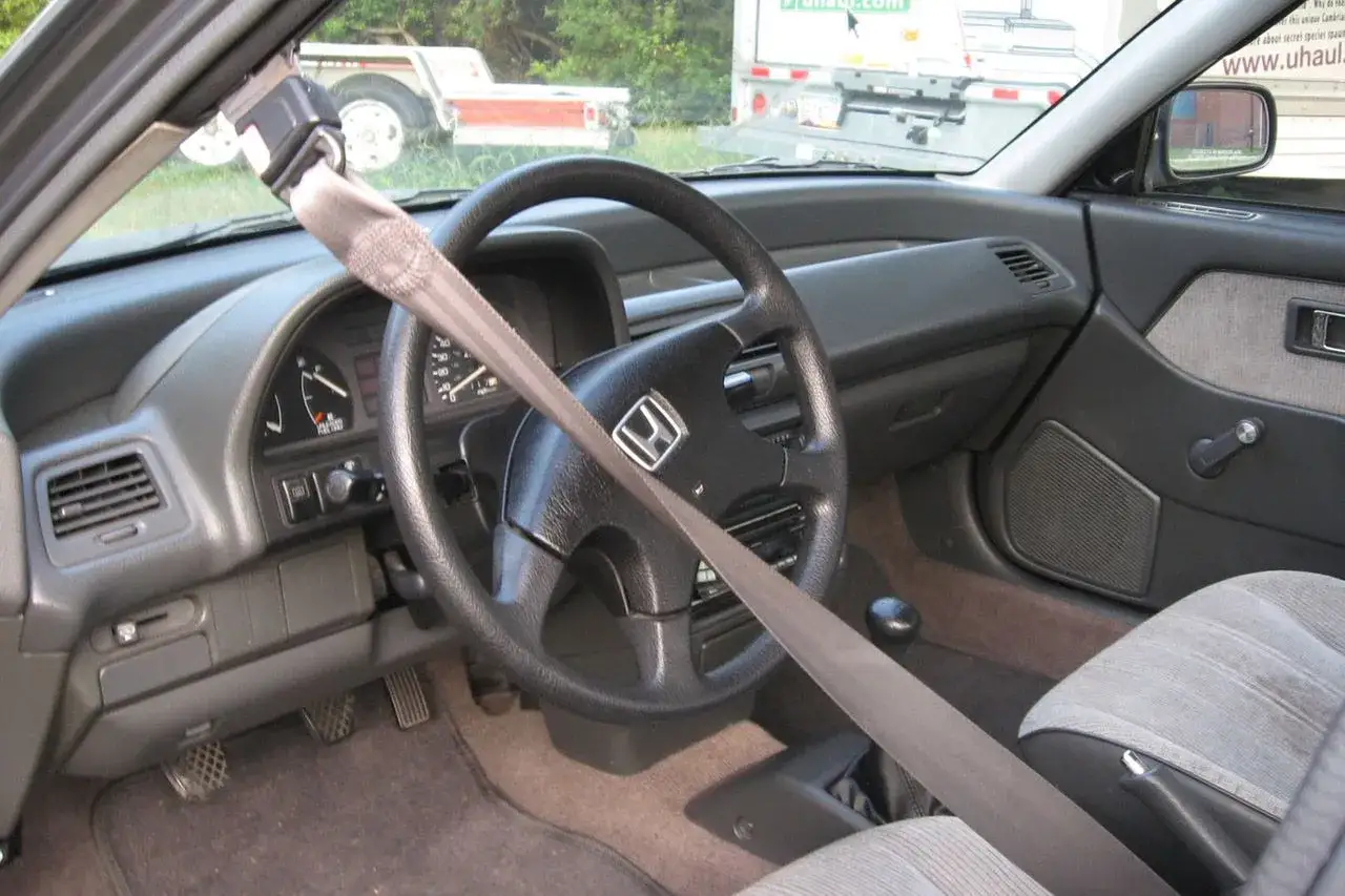 Automatyczne pasy bezpieczeństwa: jak zwiększają bezpieczeństwo i komfort podróży