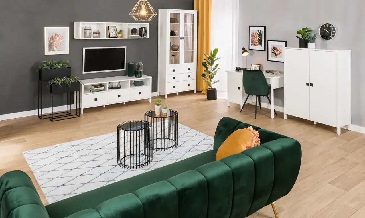 Jak urządzić przestrzeń nad telewizorem w salonie? 5 inspiracji, które zachwycą