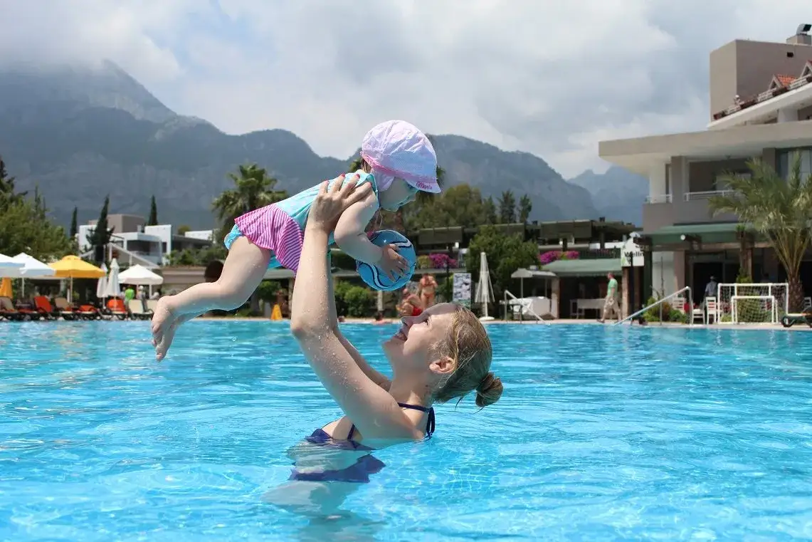 Bezpieczne wakacje z rocznym dzieckiem. Sprawdzone kierunki i porady dla rodziców