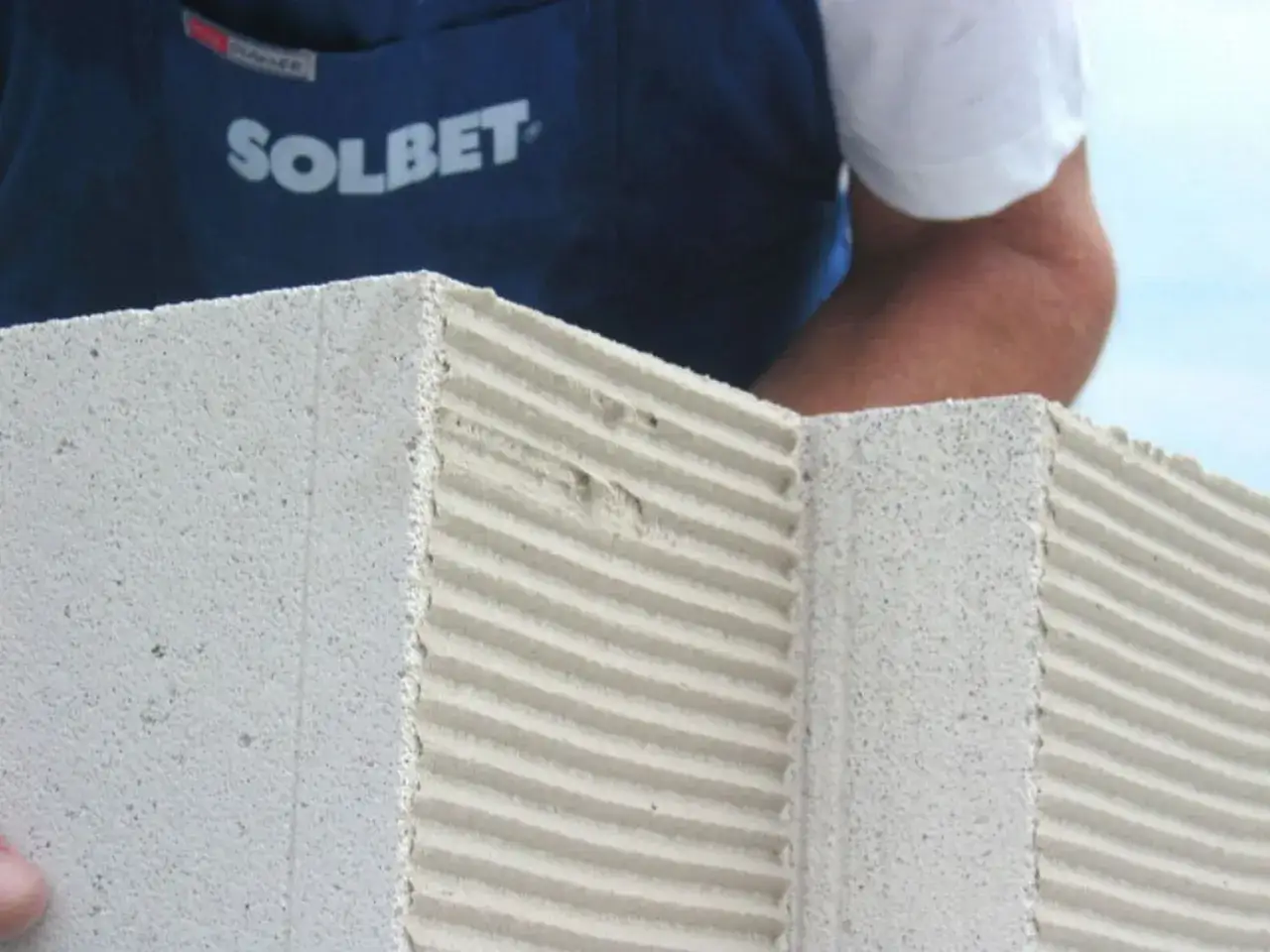 Solbet na klej czy zaprawę? Unikaj kosztownych błędów przy montażu