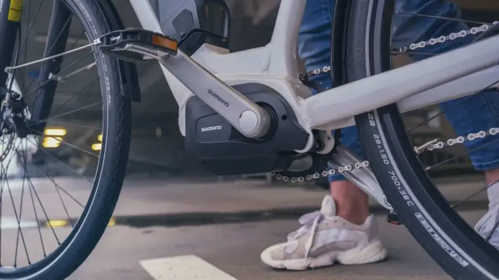 Rower elektryczny: silnik centralny czy w kole? Sprawdź wady i zalety