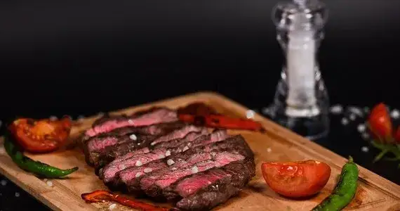 Jaka wołowina na stek? Odkryj najlepsze kawałki dla idealnego smaku