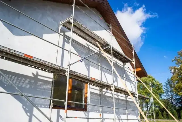 Jakie rusztowanie na elewacje wybrać? Poznaj kluczowe informacje i porady