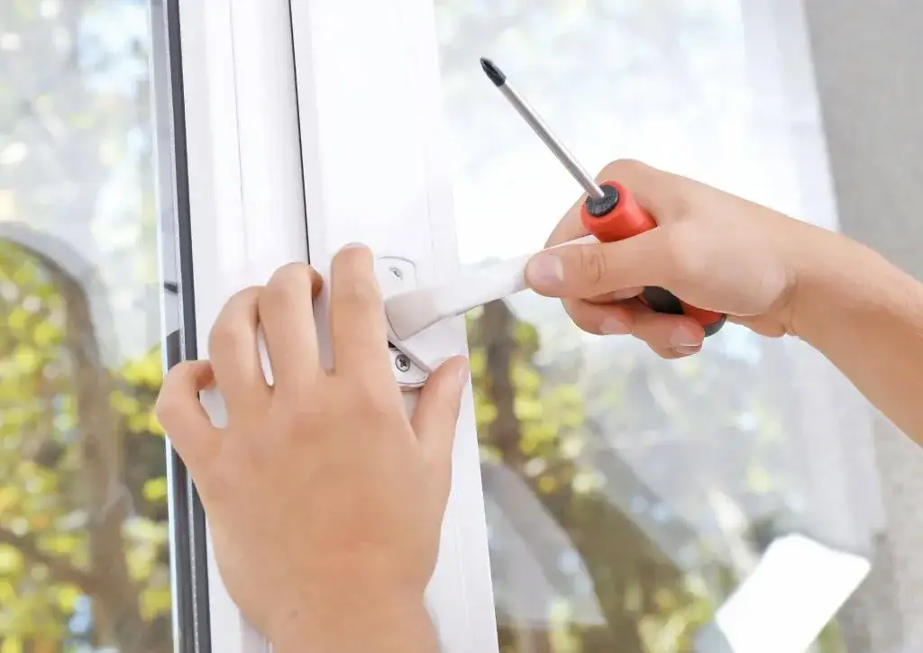 Jak wymienić klamkę w oknie - uniknij najczęstszych błędów