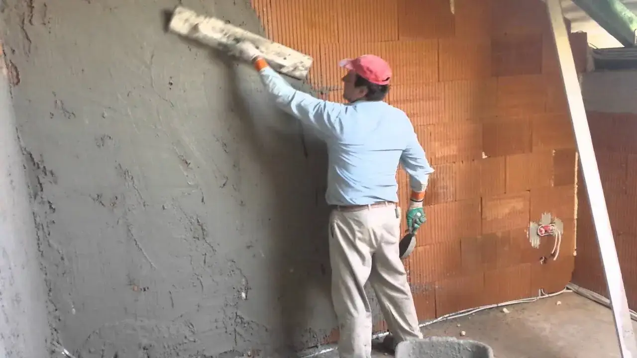 Tynki cementowo-wapienne: ręczne czy maszynowe? Porównanie
