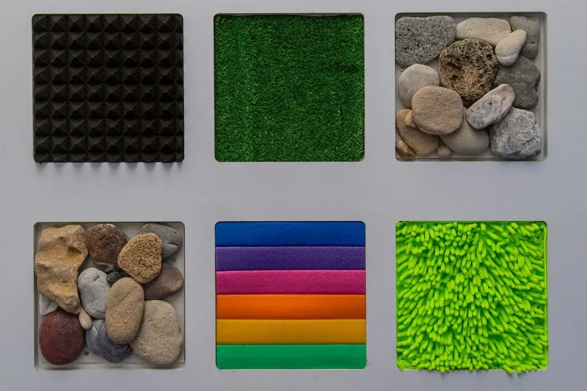 Zajęcia z sensoplastyki: Jak rozwijać zmysły dziecka w zabawie