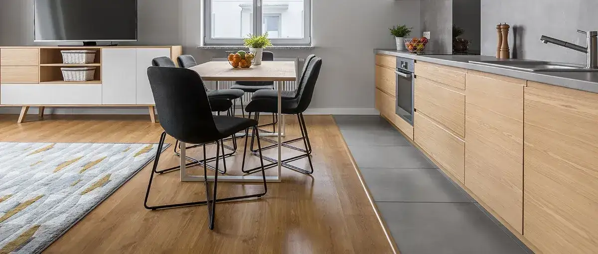 Jakie panele do kuchni z salonem wybrać, by uzyskać styl i funkcjonalność