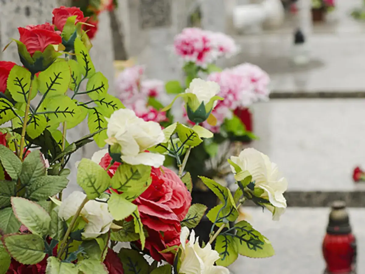 Jak odświeżyć sztuczne kwiaty z cmentarza i przywrócić im blask