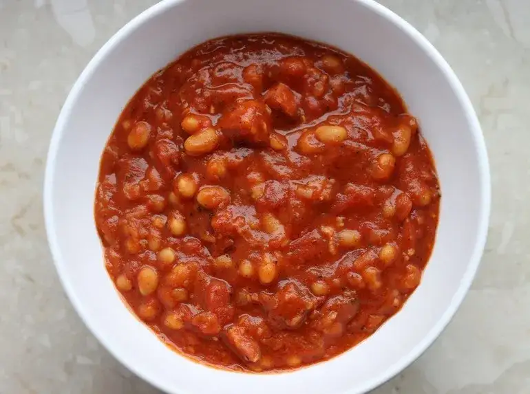 Fasolka po bretońsku: ile naprawdę ma kalorii i co wpływa na jej kcal?