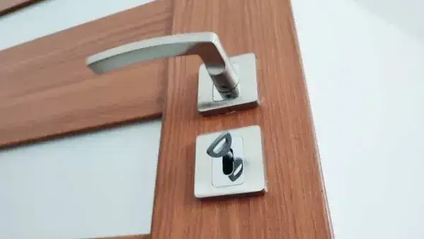 Ile kosztuje montaż drzwi w Castoramie? Sprawdź ceny i szczegóły