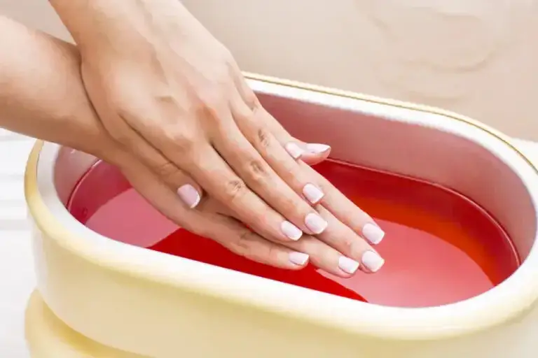 Parafina na dłonie przed czy po manicure? Oto prawda, którą musisz znać