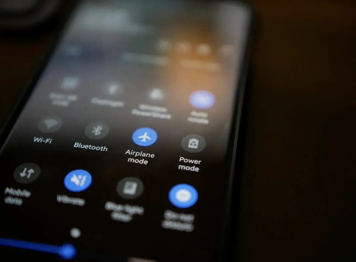 Tryb samolotowy – tylko do latania? Zaskakujące zastosowania w codziennym życiu