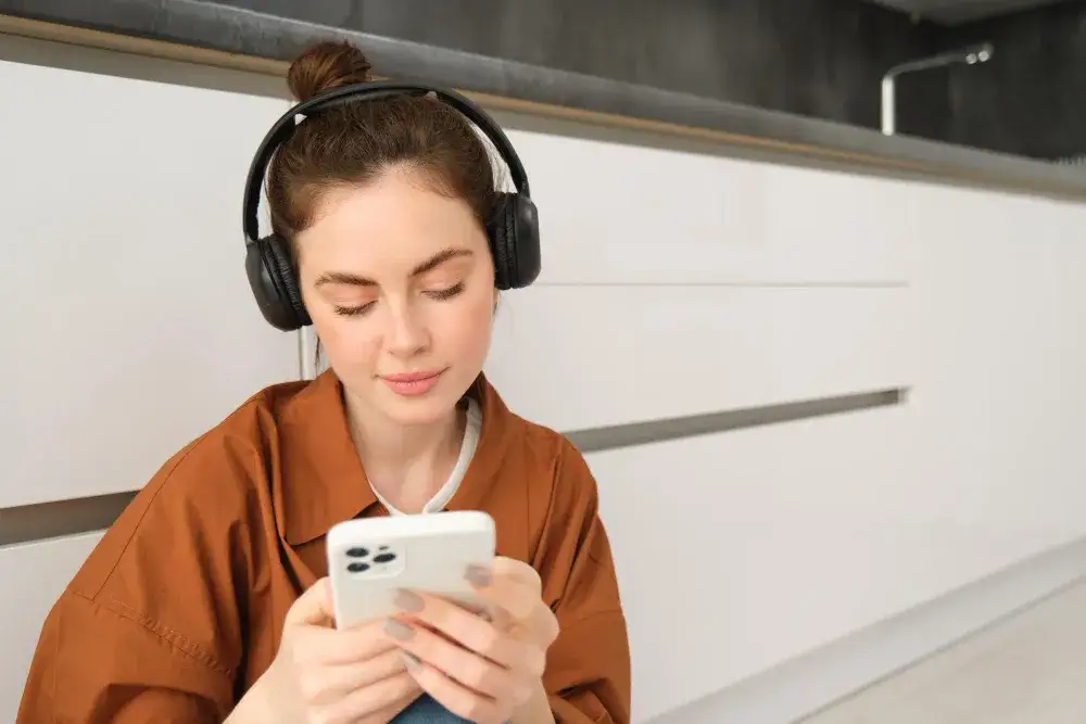 Spotify vs YouTube Music w 2026: co wybrać do słuchania w tle, a co do playlist?