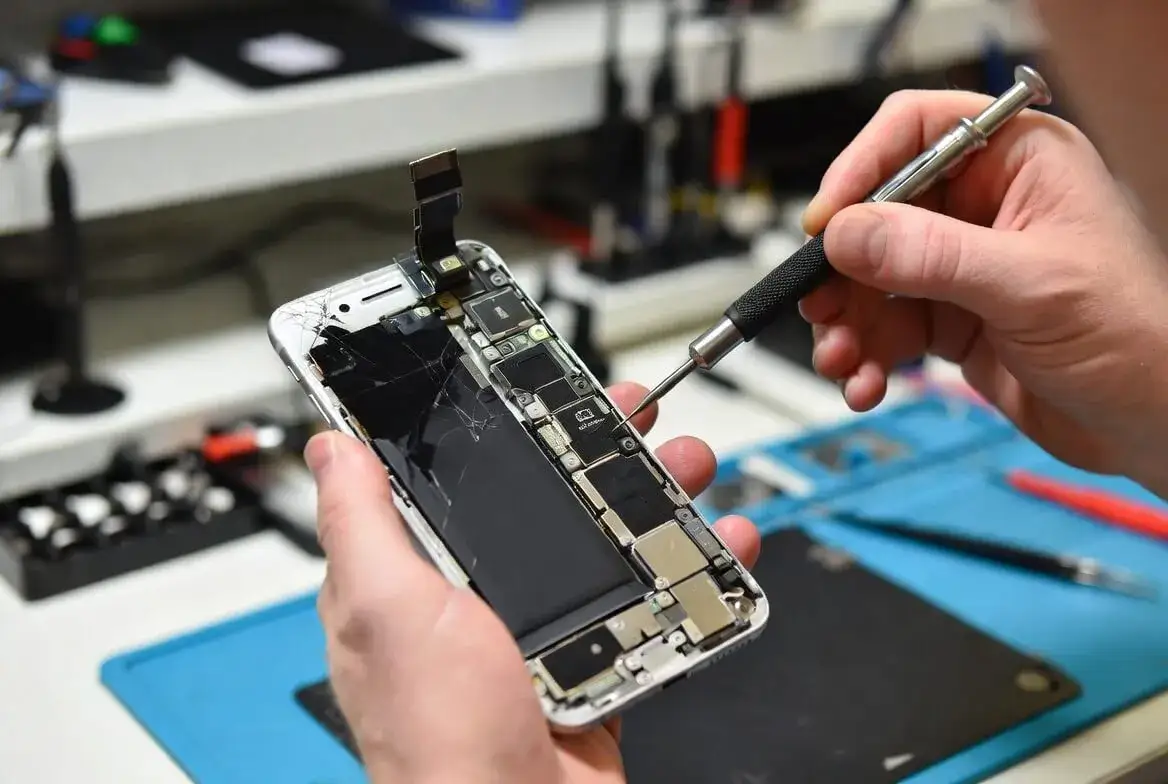 Naprawa płyty głównej w iPhone – dlaczego to tak skomplikowany proces?