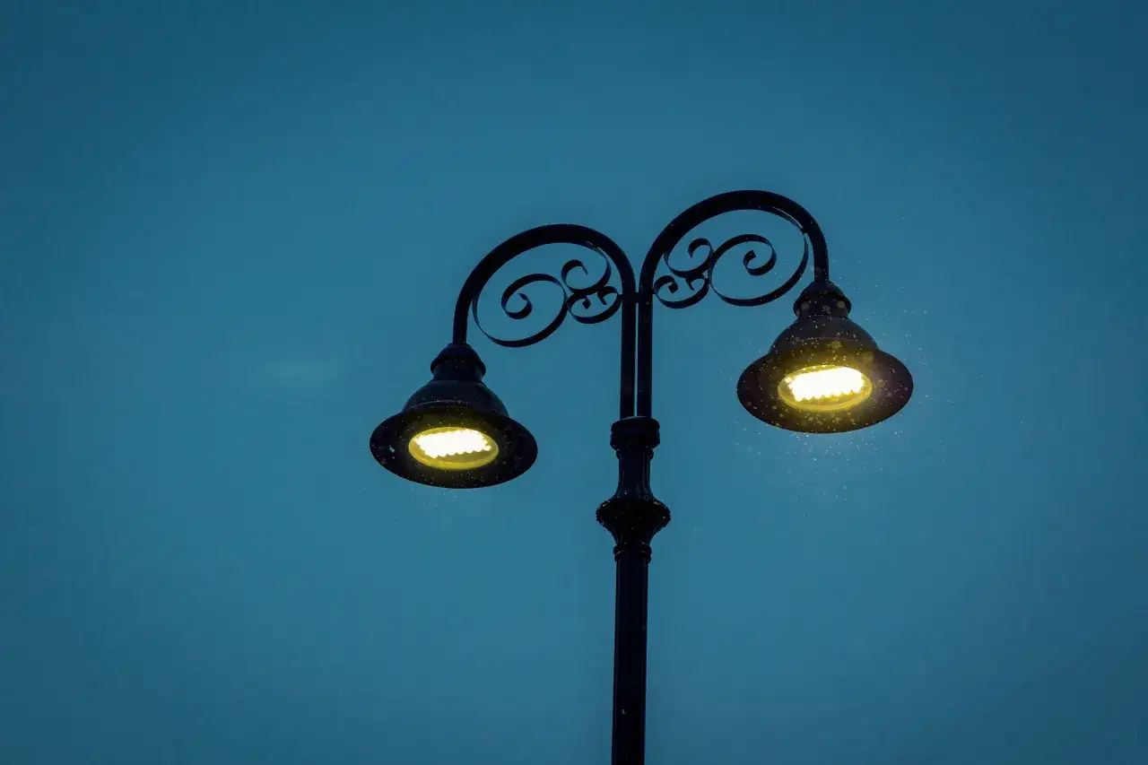 Producent oświetlenia ulicznego – na co zwrócić uwagę przy wyborze dostawcy?