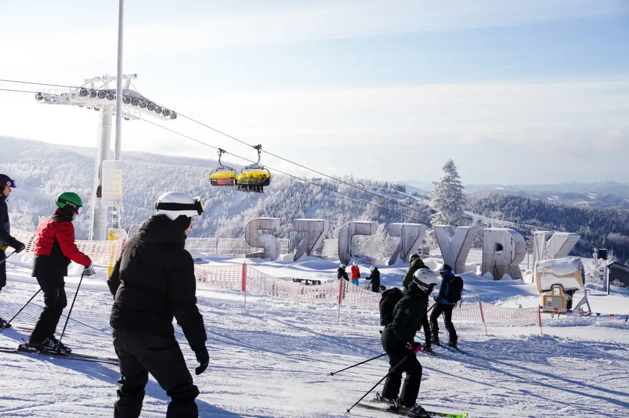 Szkolenia narciarskie w Szczyrku – jak połączyć naukę jazdy z wygodnym pobytem w górach