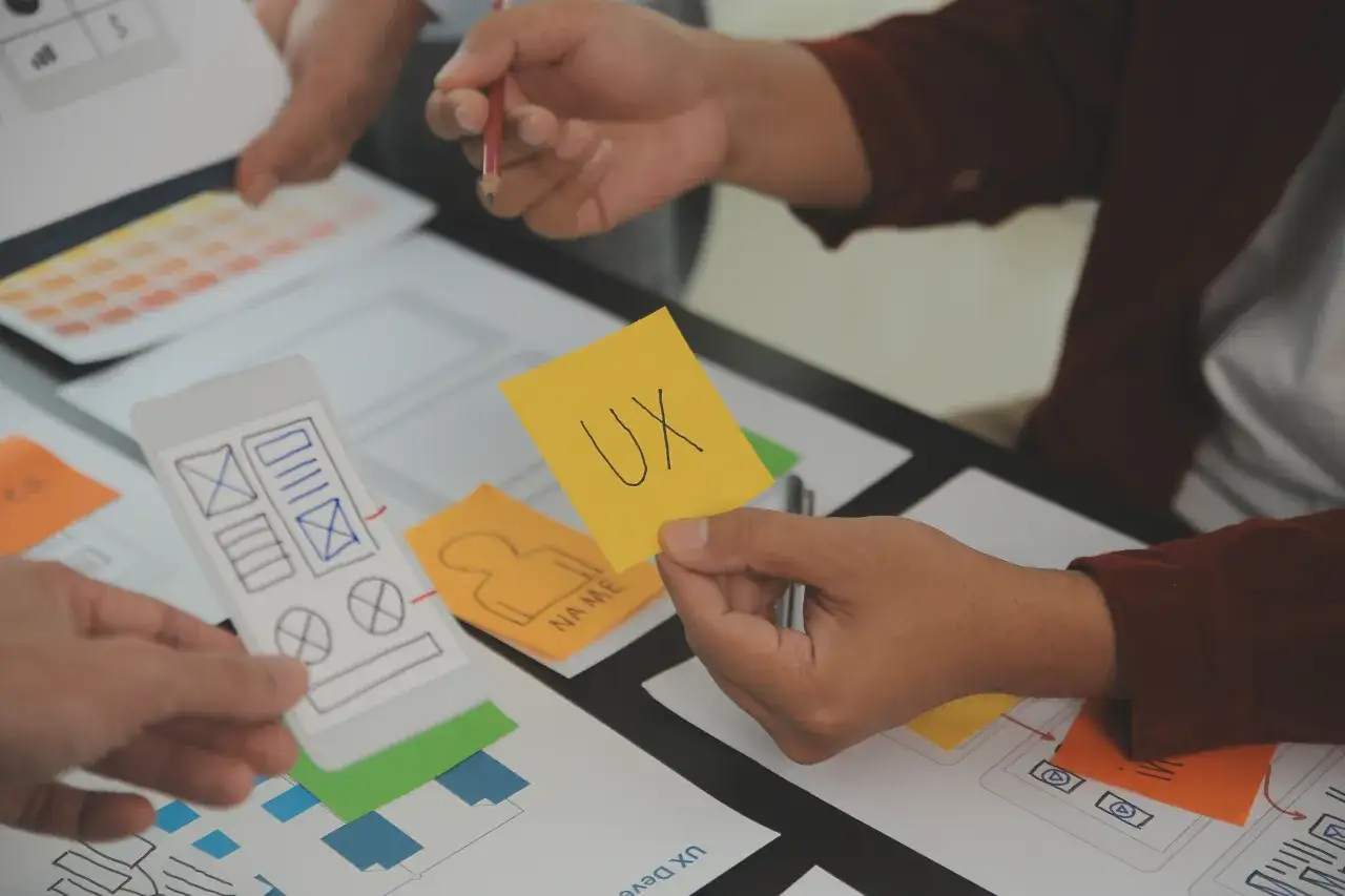 Jak A/B testy w projektowaniu UX przekładają się na realne wyniki marketingowe?