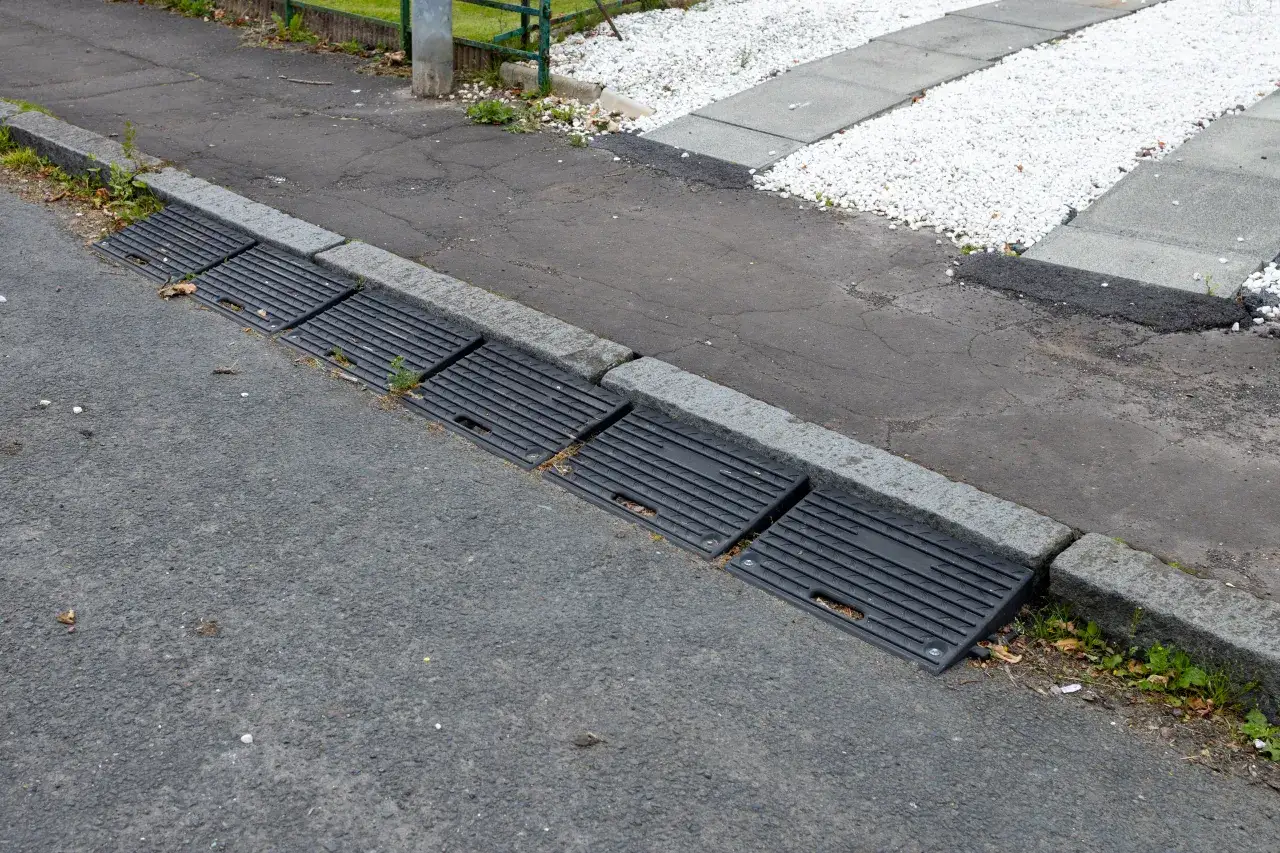 Solidna baza pod Twoje auto. Dlaczego warto wybrać najazdy z drugiej ręki?