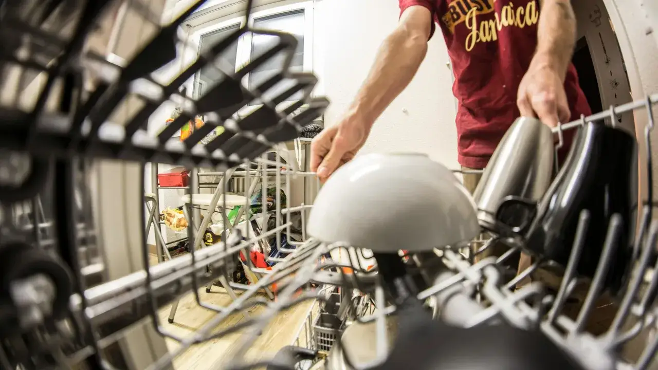Zmywarka gastronomiczna uniwersalna - kiedy warto wybrać wszechstronne rozwiązanie?
