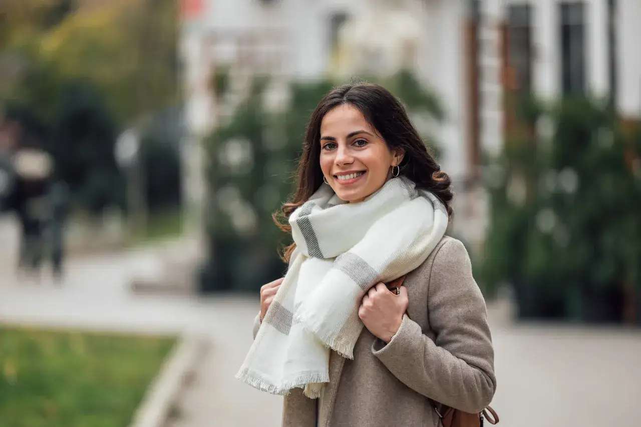 Jak wiązać szalik do płaszcza męskiego, by wyglądać stylowo i elegancko