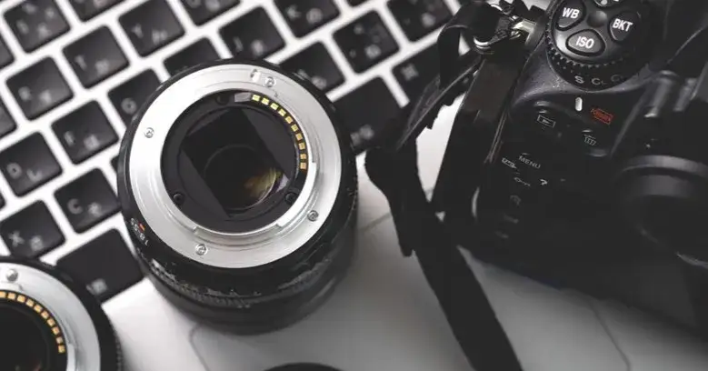 Obiektyw zmiennoogniskowy a stałoogniskowy – który wybrać i dlaczego to ważne?