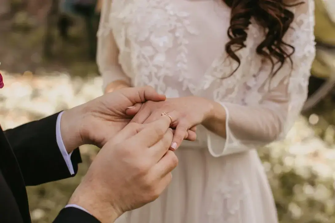 Wesele w śnie – co naprawdę oznacza? Sennik i symbolika weselnych marzeń sennych