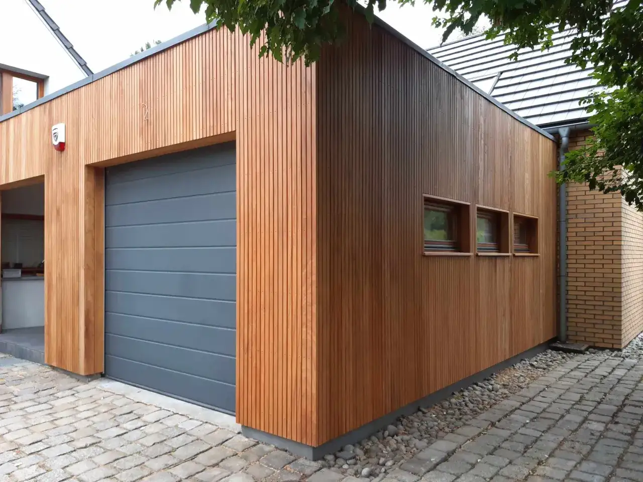 Elewacja drewniana czy tynk – co wybrać, aby uniknąć kosztów i strat?